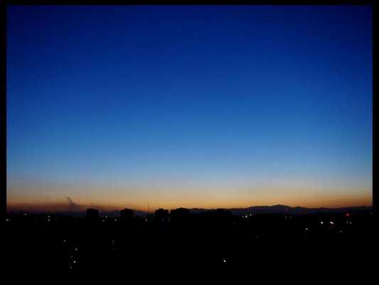 夜景天空偏红（形容晚上的天空和夜景）