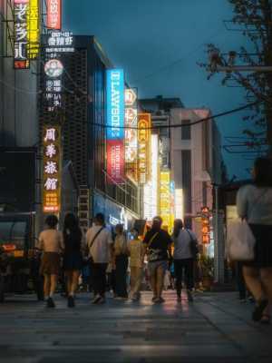 拍夜景街道用什么镜头（夜晚街景拍摄技巧）