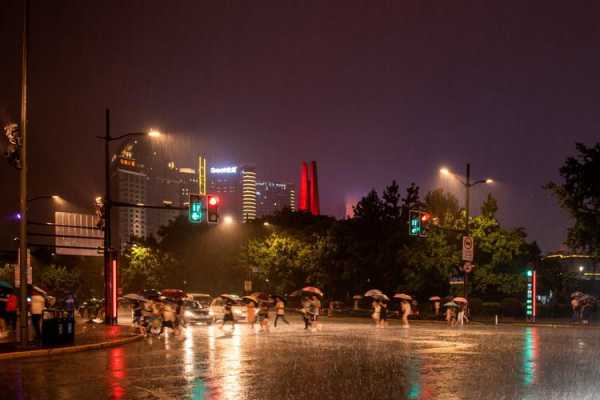 雨天夜景拍摄视频（雨天夜景拍摄技巧）