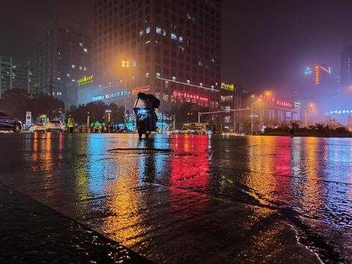 下雨天夜景图片（下雨天夜景好看的句子）