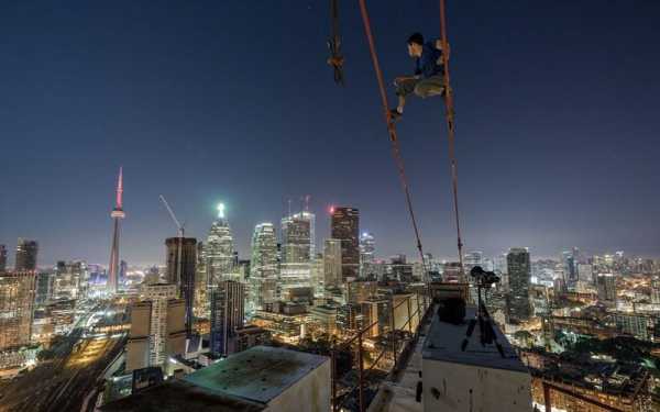 夜景天台拍照姿势女（电磁波在1km电缆的传播时延约为 ）