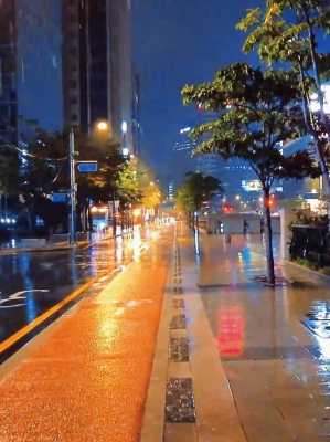 城市下雨夜景照片（城市下雨夜景文案）