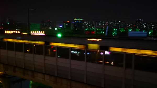 高铁列车晚上夜景（高铁车窗夜景）