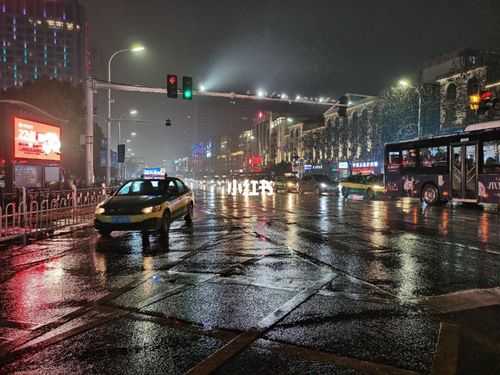 西安市小寨下雨天夜景的简单介绍