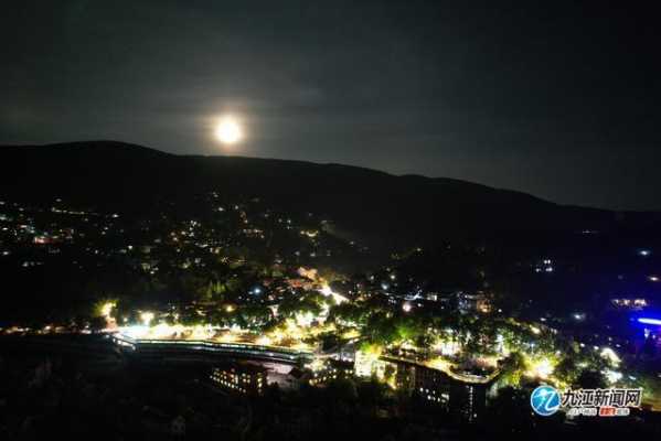 大山月亮夜景图片（大山月亮夜景图片真实）