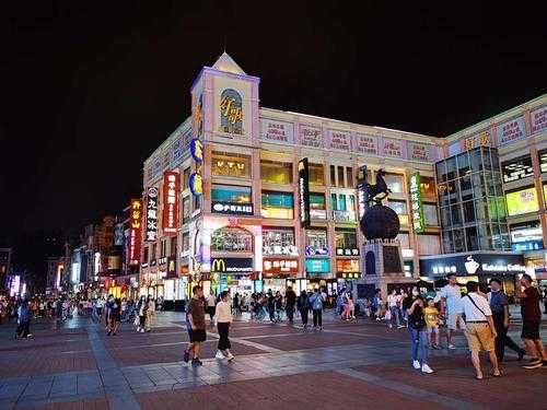 风情商业街夜景（风情商业街夜景图片）