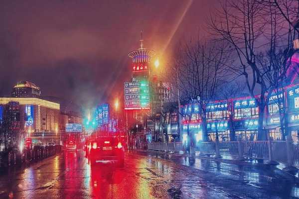 下雨时霓虹灯夜景照片（雨天霓虹灯语录）