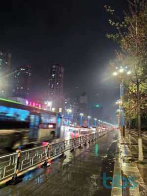 雨后的夜景（雨后的夜景美而宁静,不吵不闹）