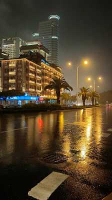 下雨天的夜景在家拍（下雨天的夜景在家拍照的说说）