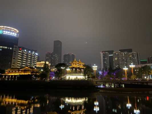 成都酒店雨天夜景（成都酒店雨天夜景图）