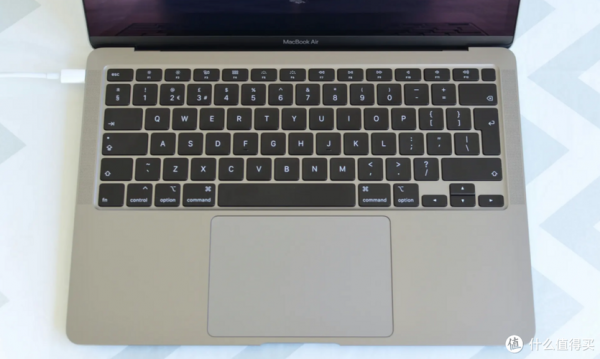 20款macbookair有没有触摸屏（macbookair带触控条吗）